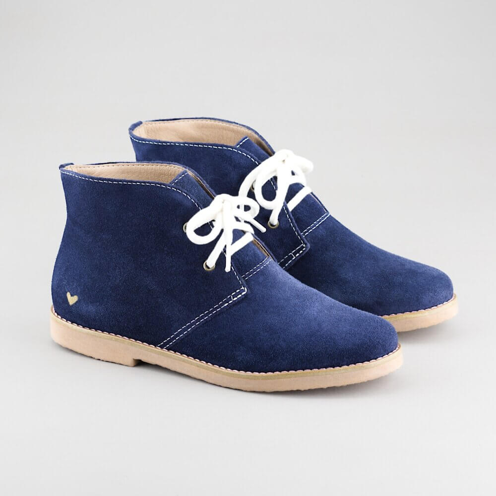 Bota Desert azul camurça cadarço branco