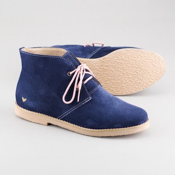 Bota Desert azul camurça cadarço pink