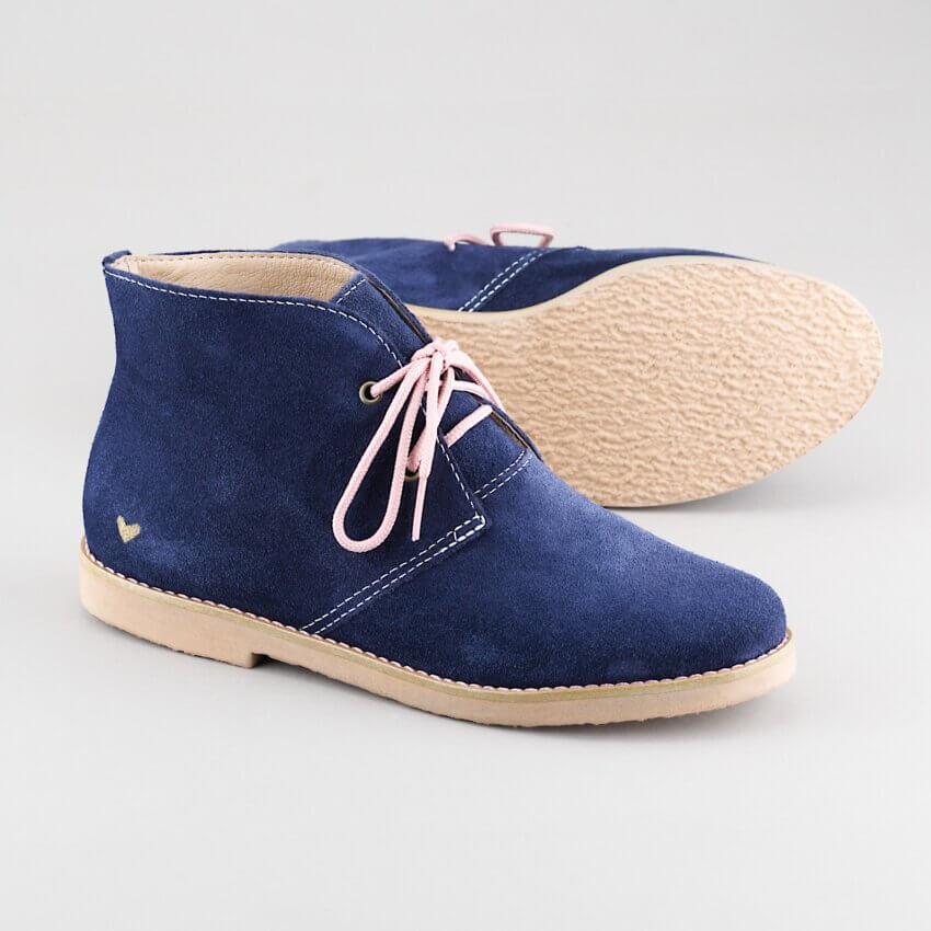 Bota Desert azul camurça cadarço pink
