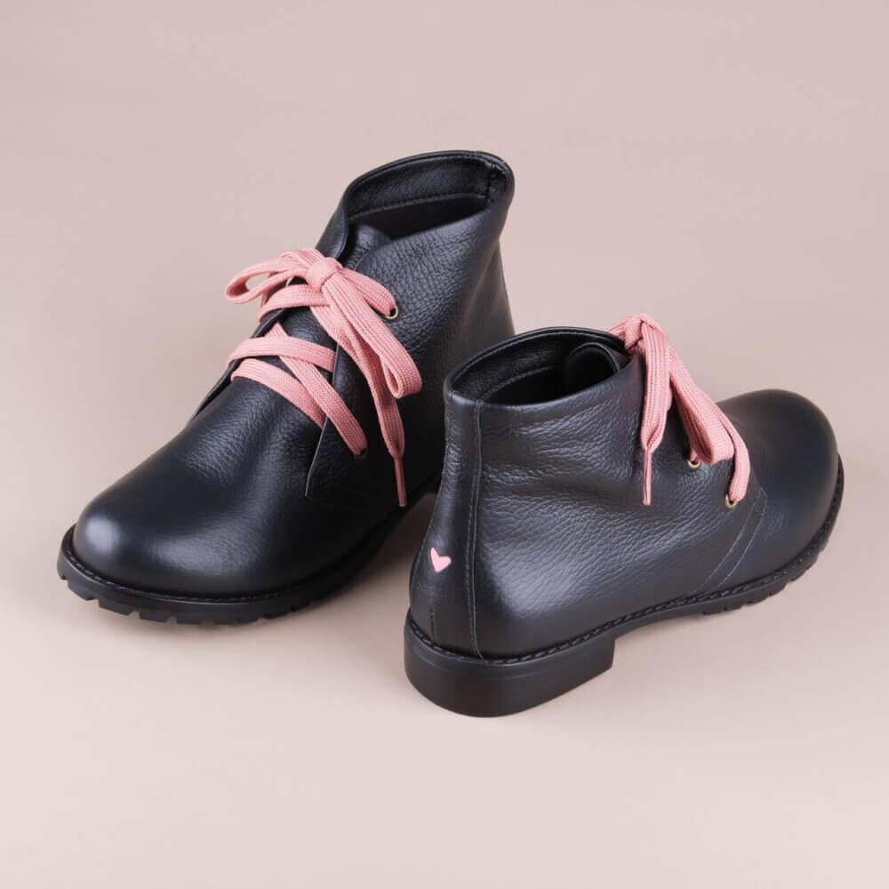 Detalhes da botinha Mad com cano curto feita em couro.