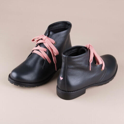 Detalhes da botinha Mad com cano curto feita em couro.