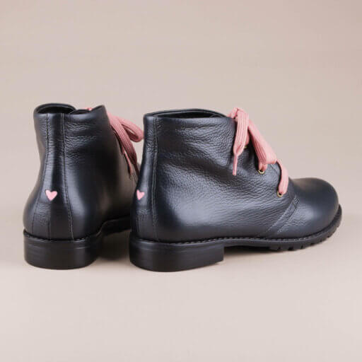 Bota Mad com cadarço rosa e coração na traseira