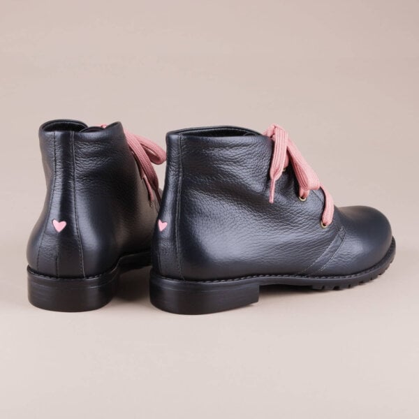 Bota Mad com cadarço rosa e coração na traseira