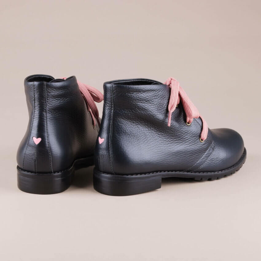 Bota Mad com cadarço rosa e coração na traseira