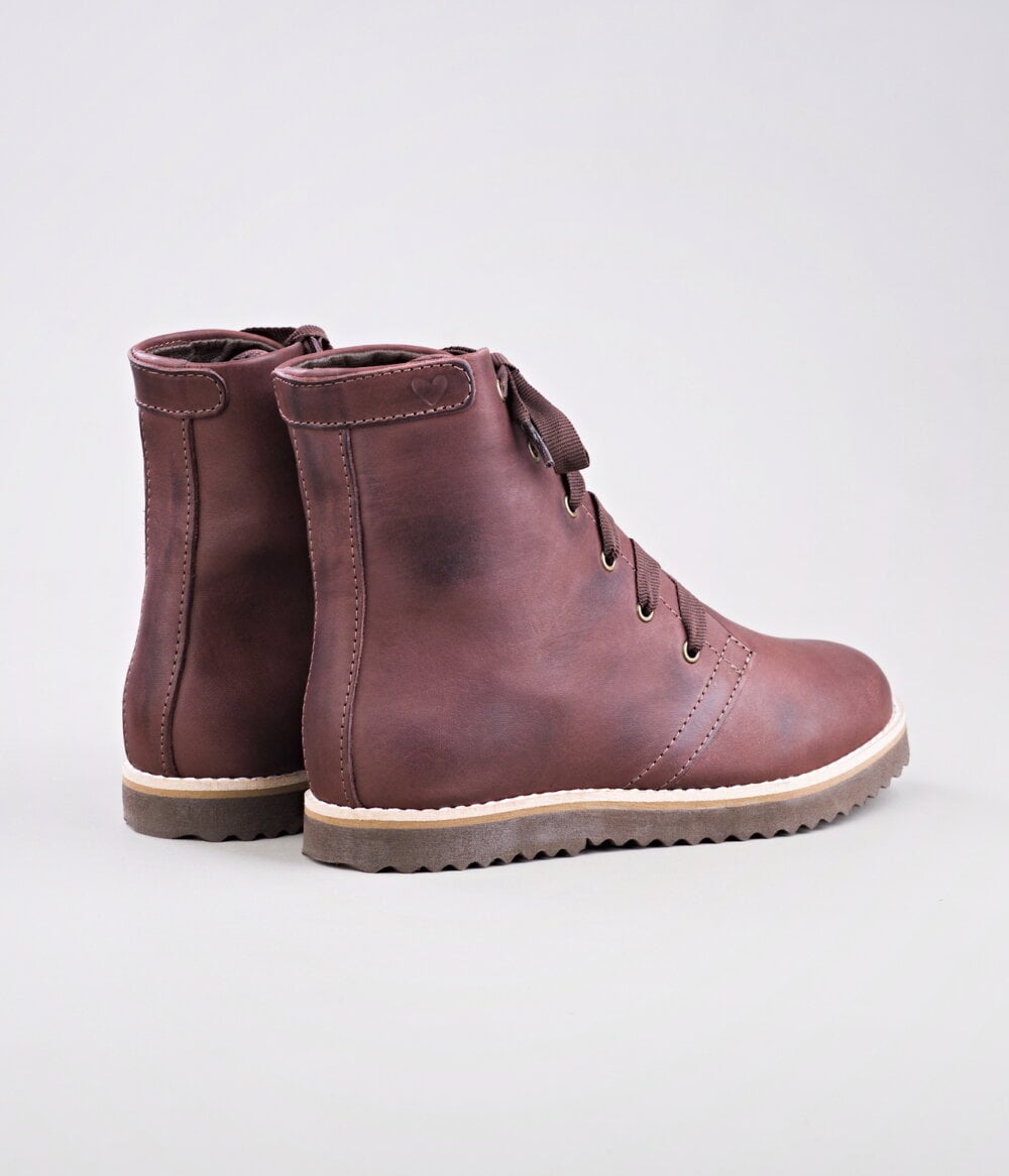 Bota Valete pinhão de couro artesanal cano curto feminina