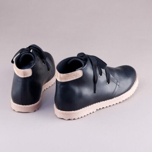 Botinha Valete Lisa Preta Claro detalhe