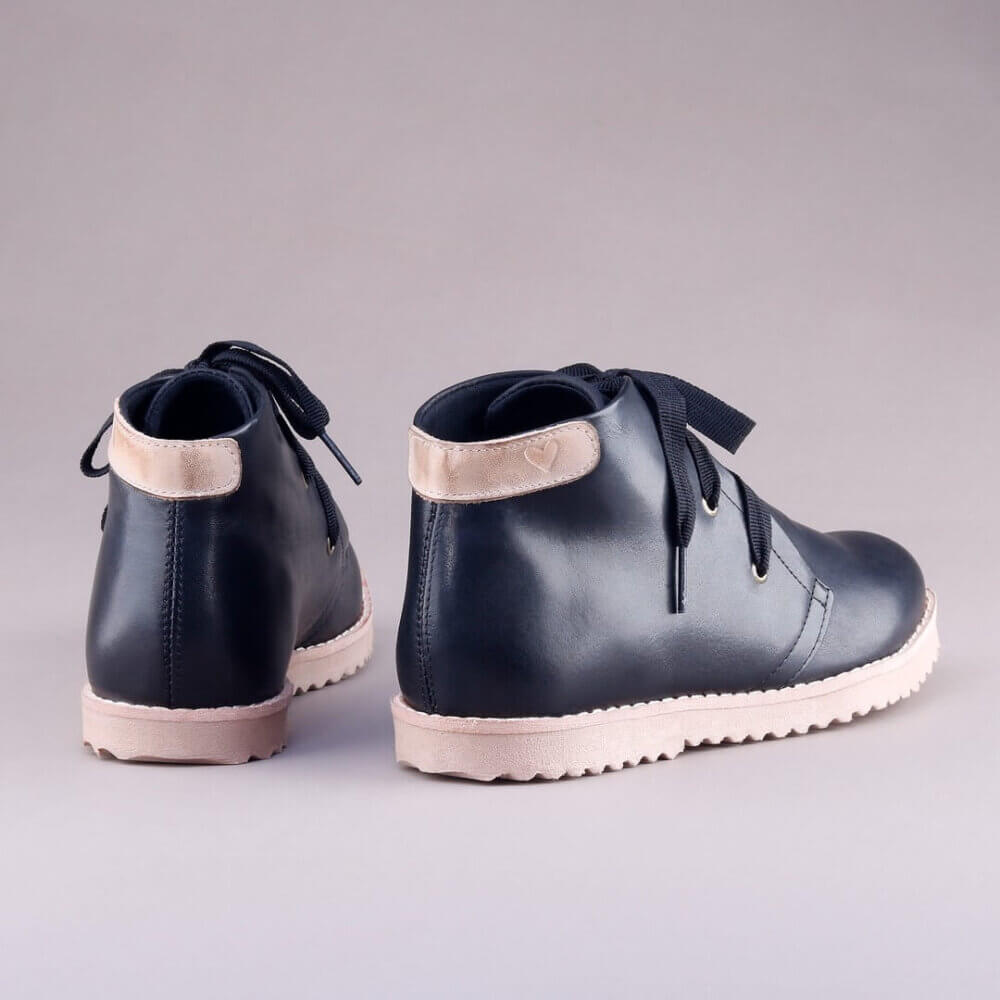 Botinha-Valete-Lisa-Preta-claro-16