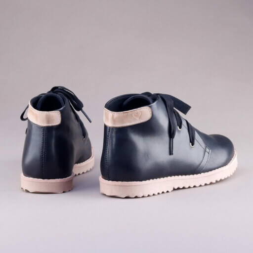 Botinha-Valete-Lisa-Preta-claro-16