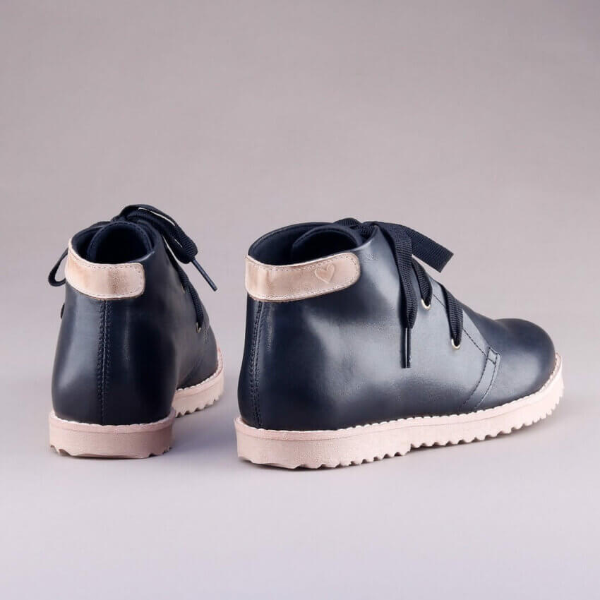 Botinha-Valete-Lisa-Preta-claro-16