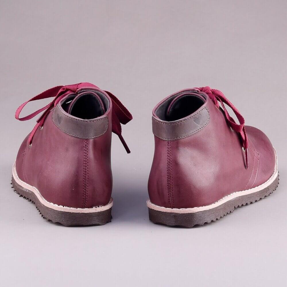 Botinha lisa alice de copas vinho detalhe