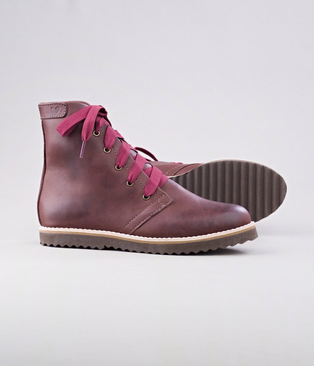 Detalhe do couro da bota Valete pinhão feminina da Alice disse