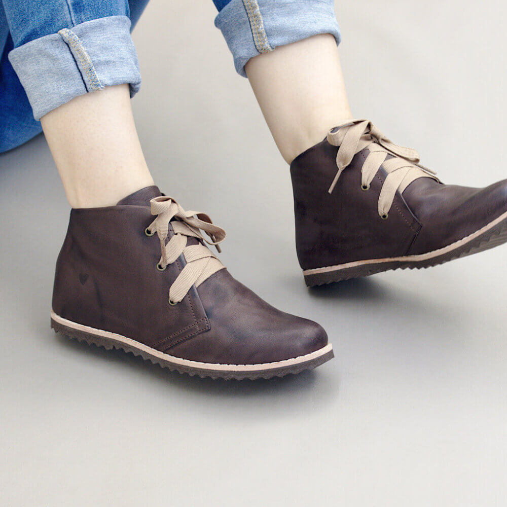 bota cano curto brown detalhe