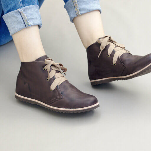 bota cano curto brown detalhe