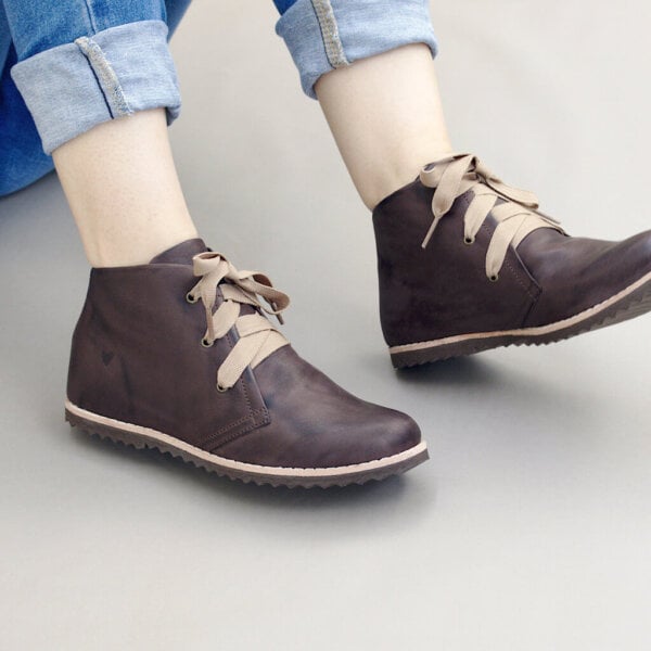bota cano curto brown detalhe