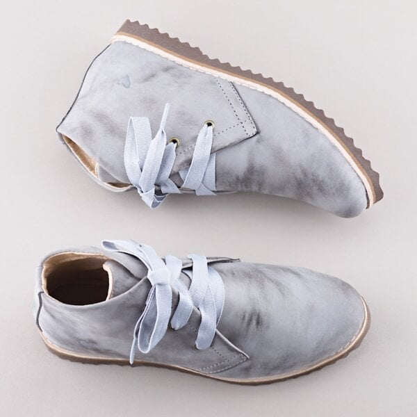 bota-cano-curto-cinza-detalhe-cadarco-azul