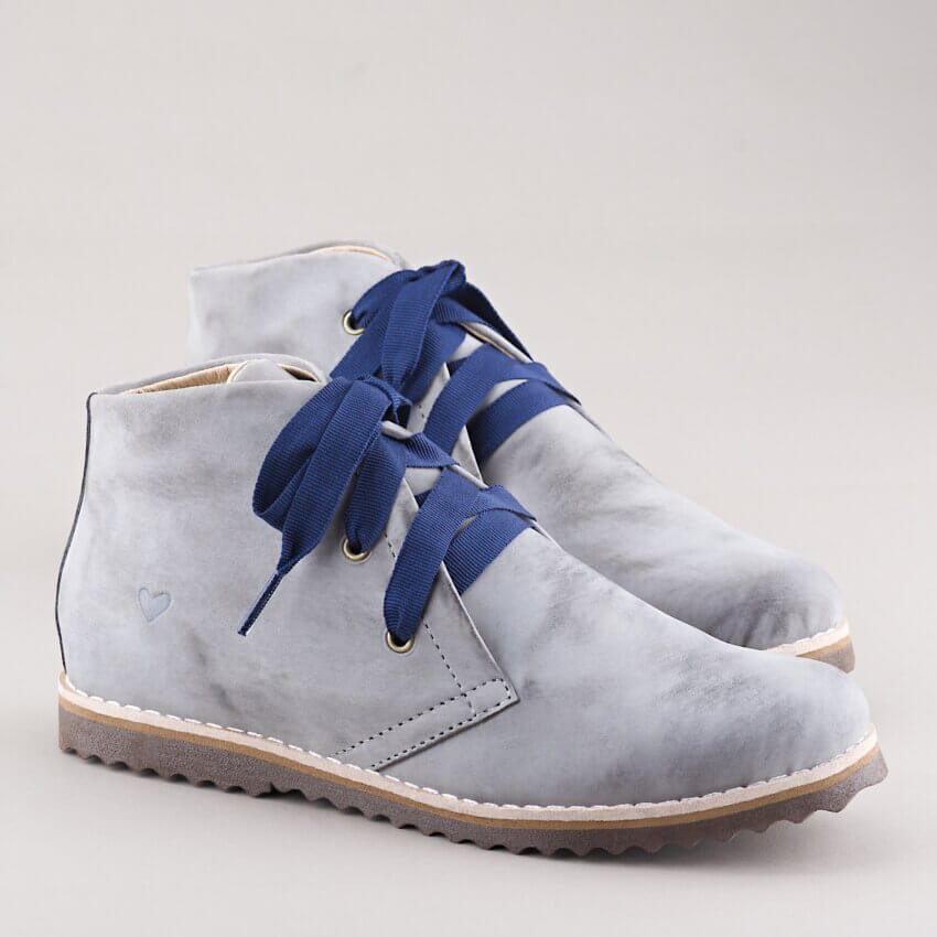 bota-cano-curto-valete-cinza-alice-de-copas-frontal-cadarço-azul-claro