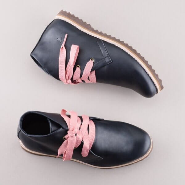 bota couro preta feminina cadarco rosa frente
