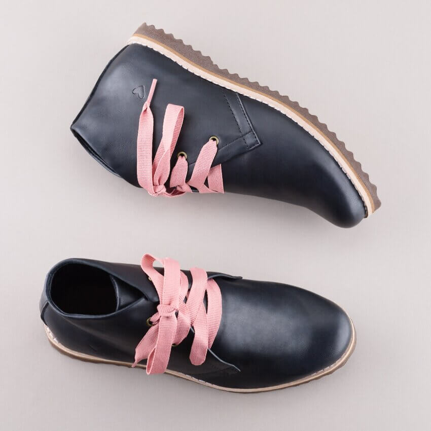 bota couro preta feminina cadarco rosa frente