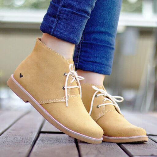 bota desert amarela