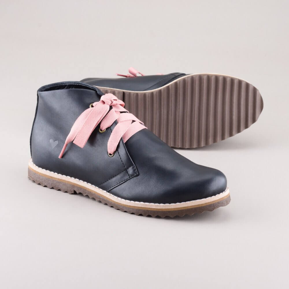 bota feminina cano curto preta couro detalhe sola