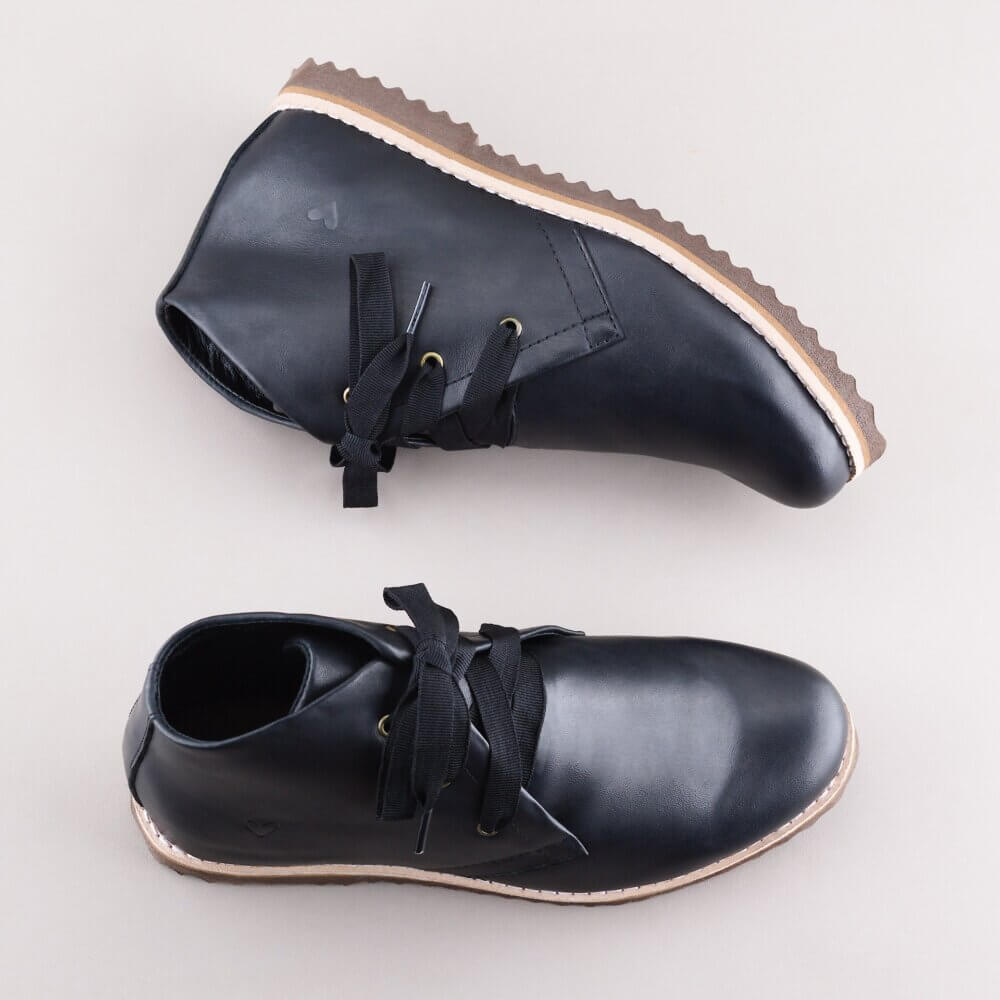 bota feminina preta couro detalhe costura