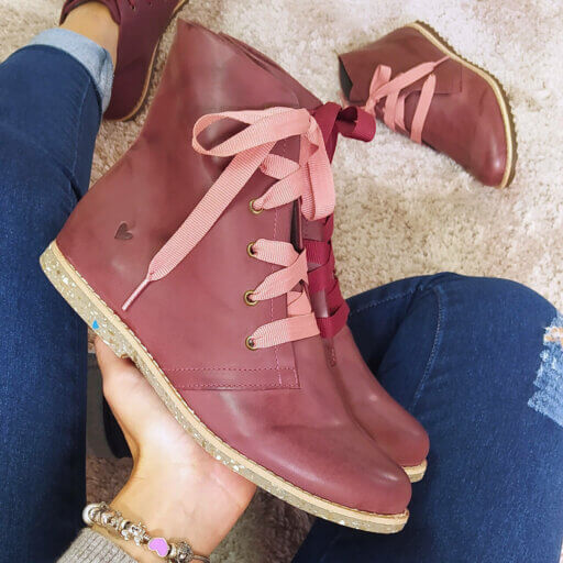 bota lisa cano medio vinho cadarço rosa