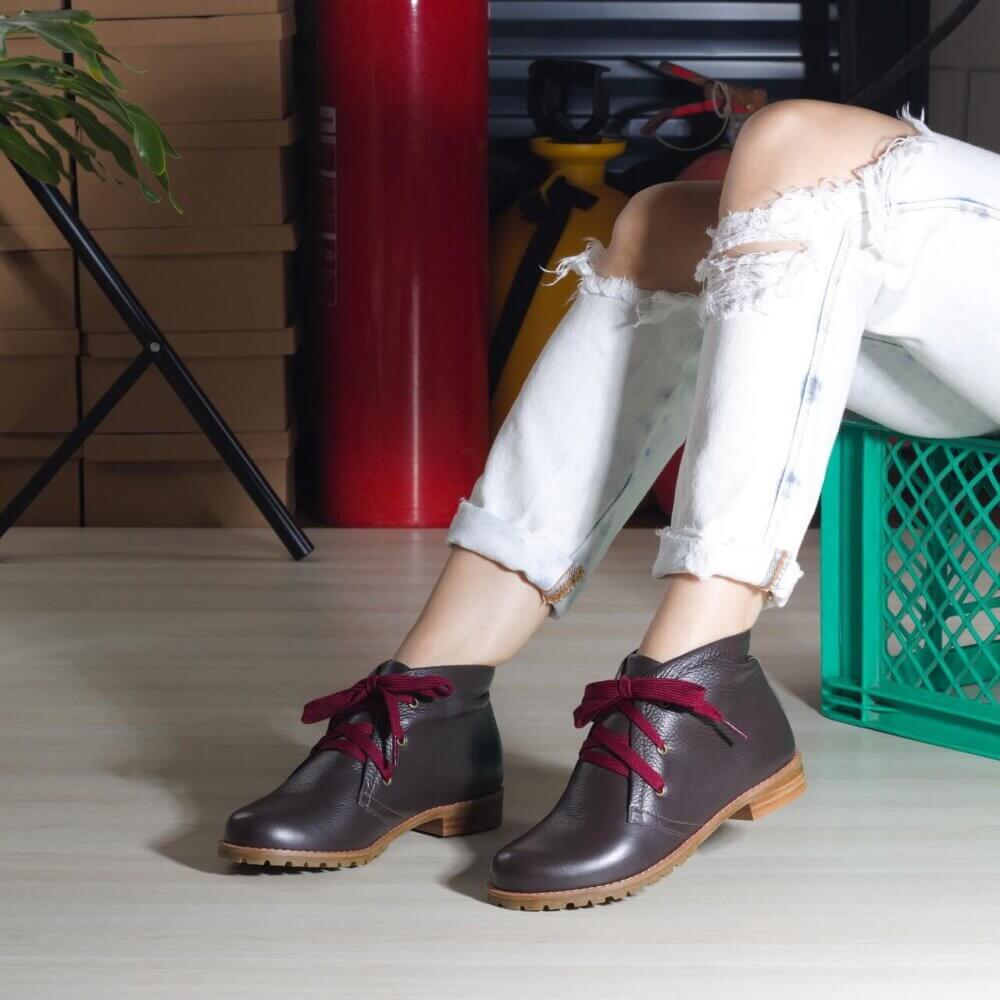 bota mad marrom cano curto cadarço vermelho