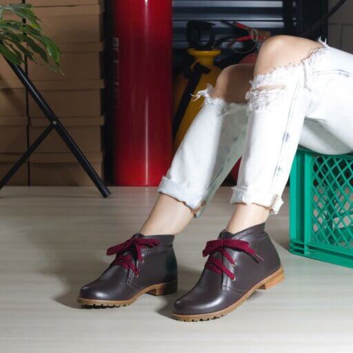 bota mad marrom cano curto cadarço vermelho