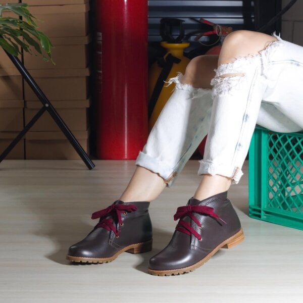 bota mad marrom cano curto cadarço vermelho