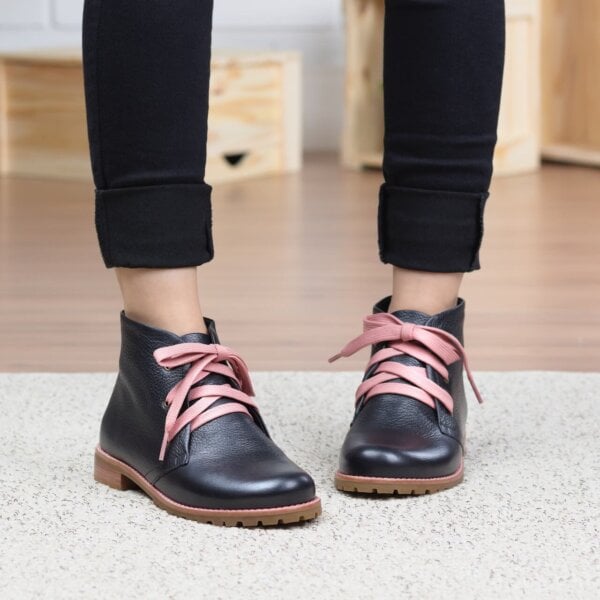 bota mad preta cadarço rosa