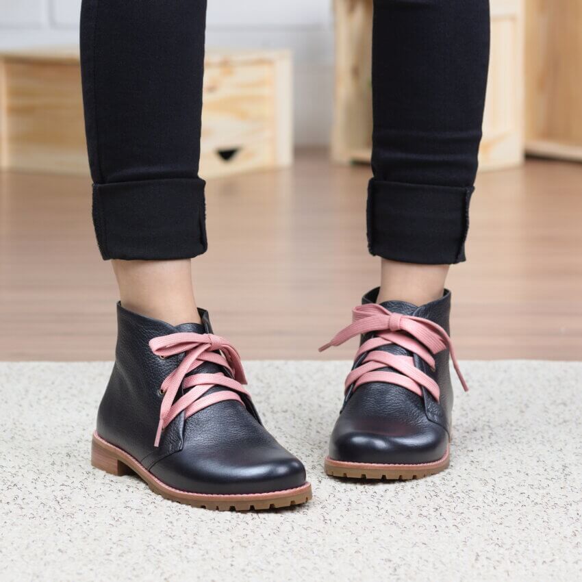 bota mad preta cadarço rosa