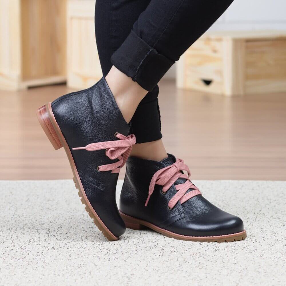 bota mad preta cadarço rosa detalhe