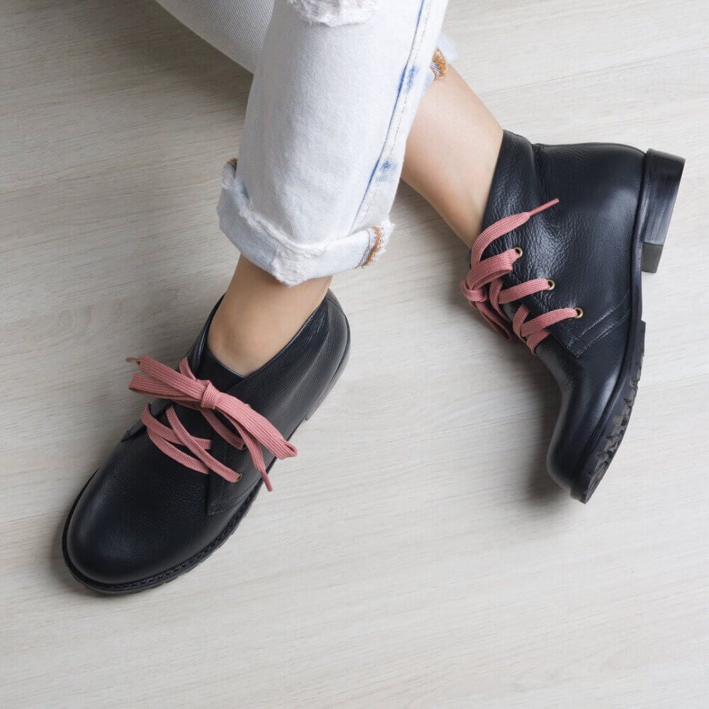 bota mad preta cano curto cadarço rosa