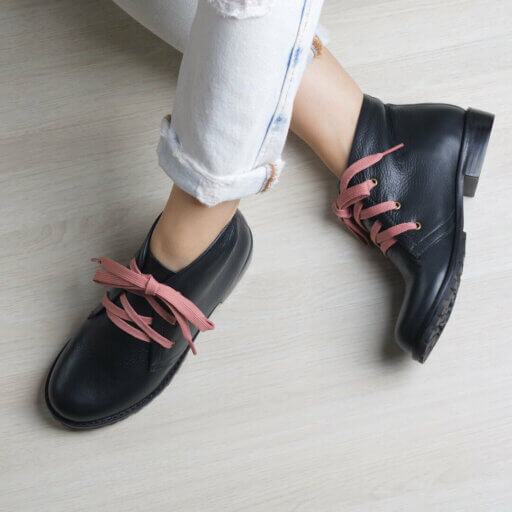 bota mad preta cano curto cadarço rosa