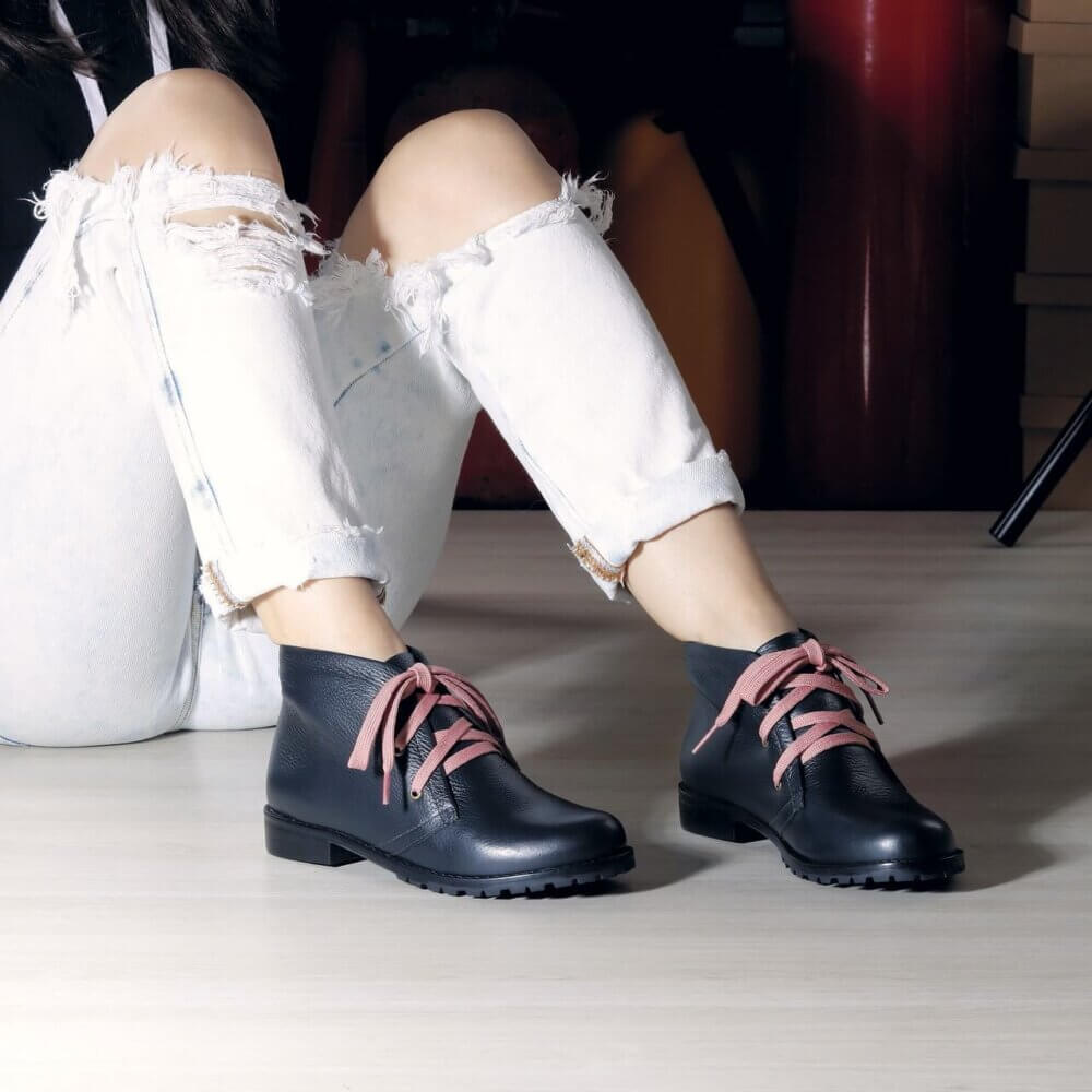 bota mad sola preta cano curto com cadarço rosa