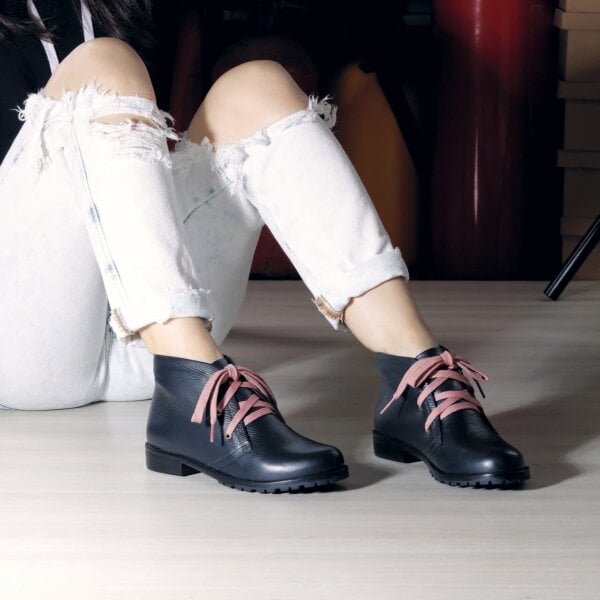 bota mad sola preta cano curto com cadarço rosa