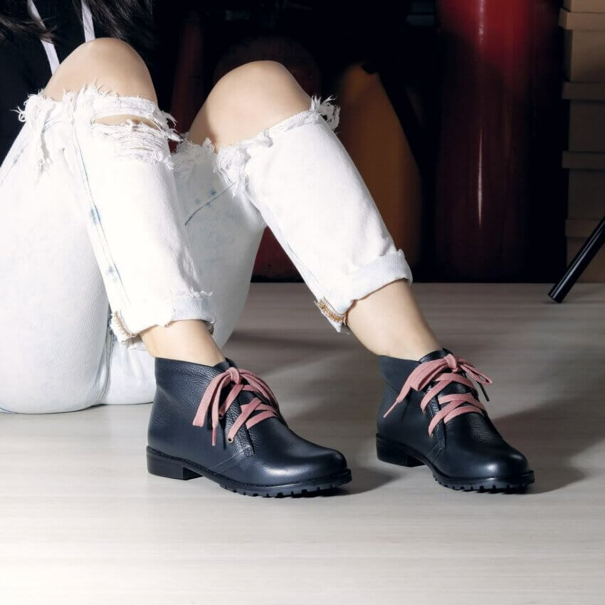 bota mad sola preta cano curto com cadarço rosa