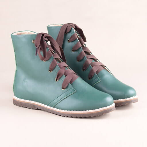 bota valete media verde com cadarço marrom detalhe