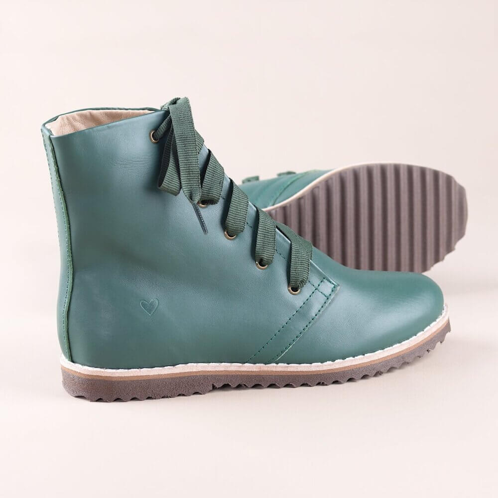 bota valete media verde com cadarço verde detalhe coração