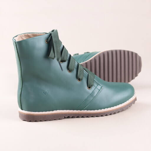 bota valete media verde com cadarço verde detalhe coração