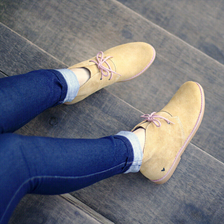 botinha amarela em camurça cadarço rosa antigo