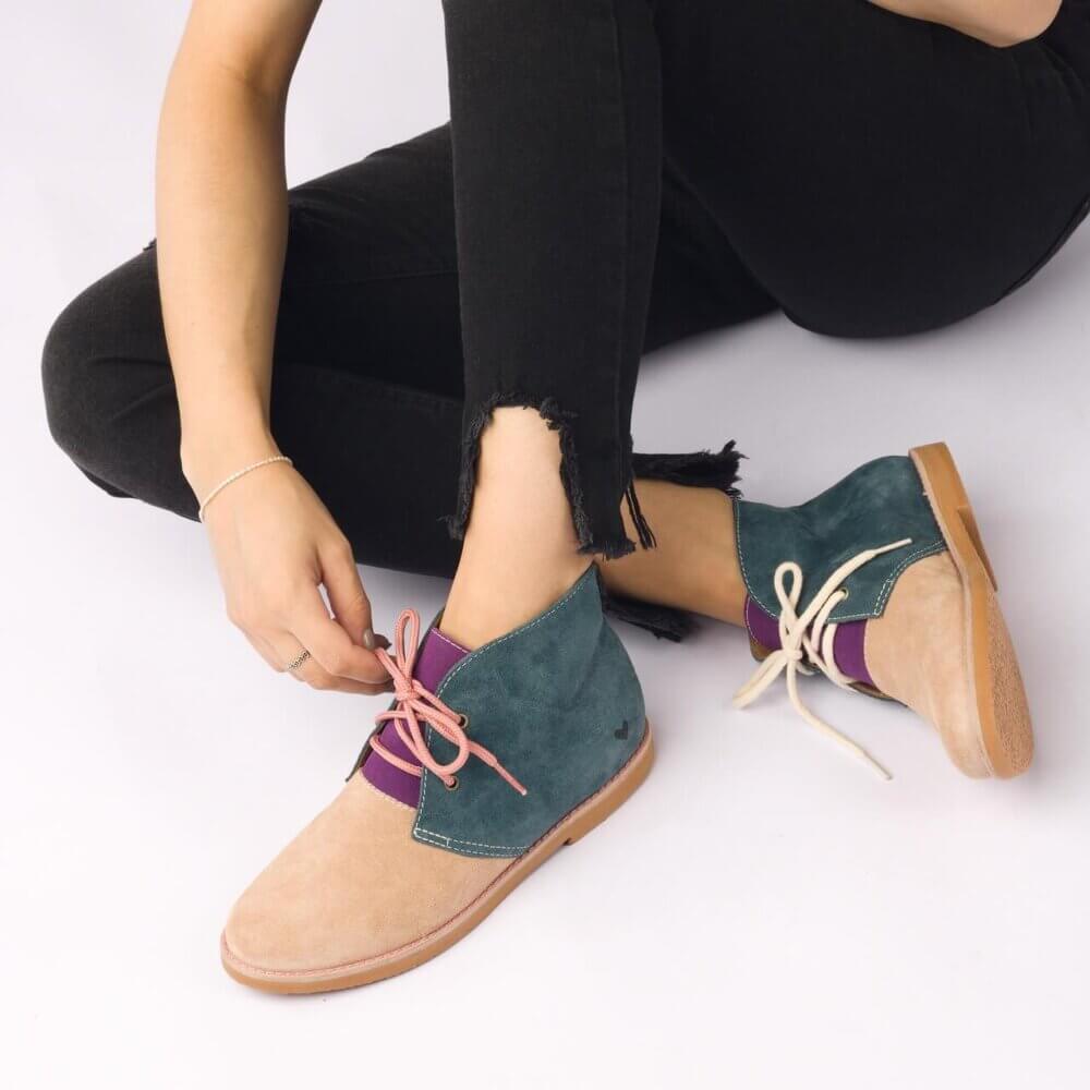 Detalhe da bota desert verde com lilas e bege