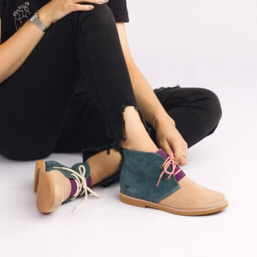 Bota desert verde com lilas e bege com cadarço rosa e branco