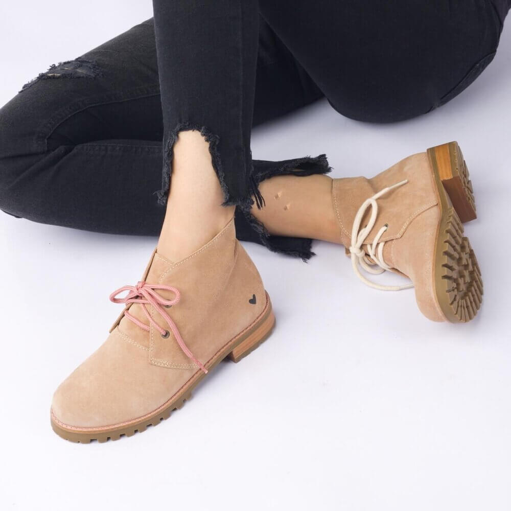 Bota Insane cano curto em couro bege camel