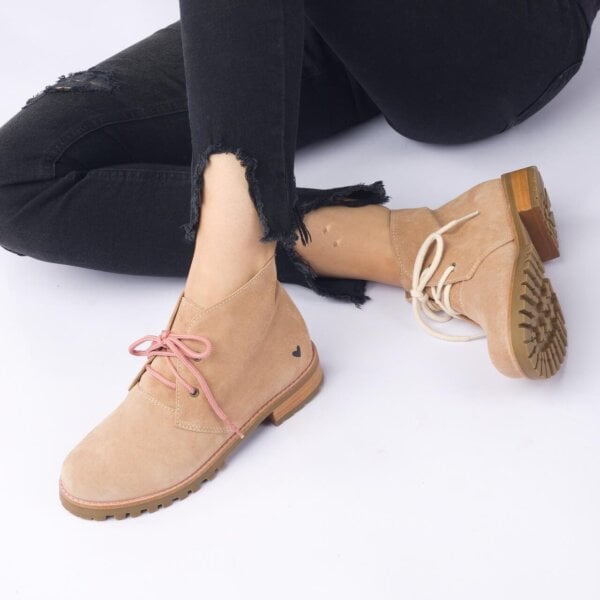 Bota Insane cano curto em couro bege camel