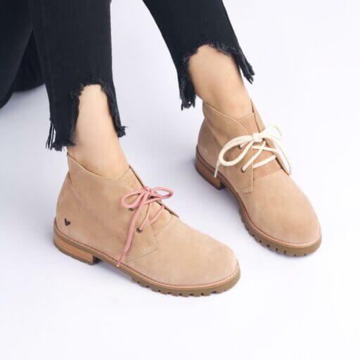 Bota Insane cano curto em couro bege camel com cadarço rosa e branco
