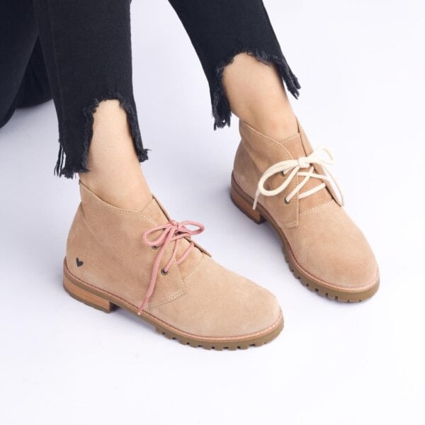 Bota Insane cano curto em couro bege camel com cadarço rosa e branco