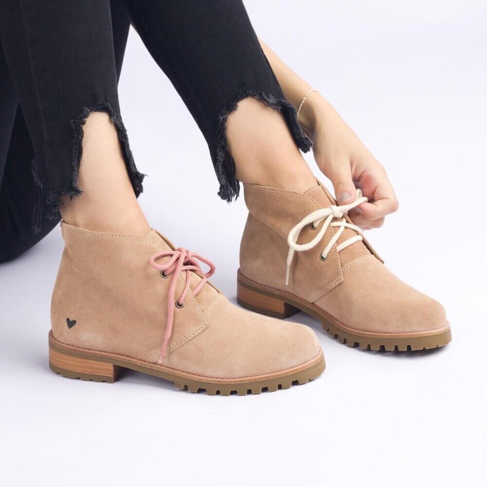 Bota insane camel bege detalhe