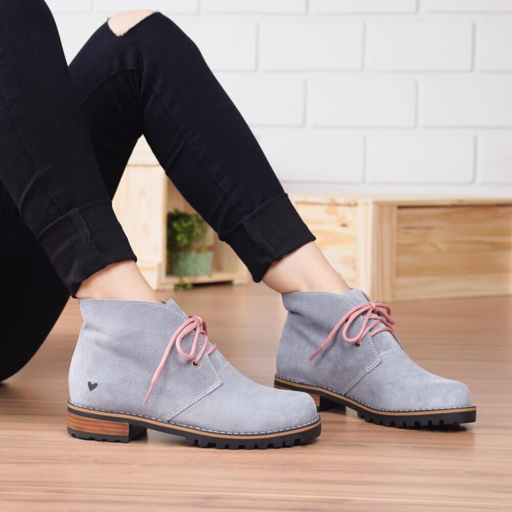 botinha colorida insane grey com cadarço rosa