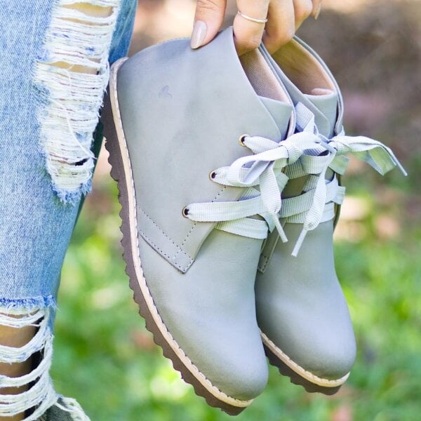 bota cano curto cinza e couro detalhe